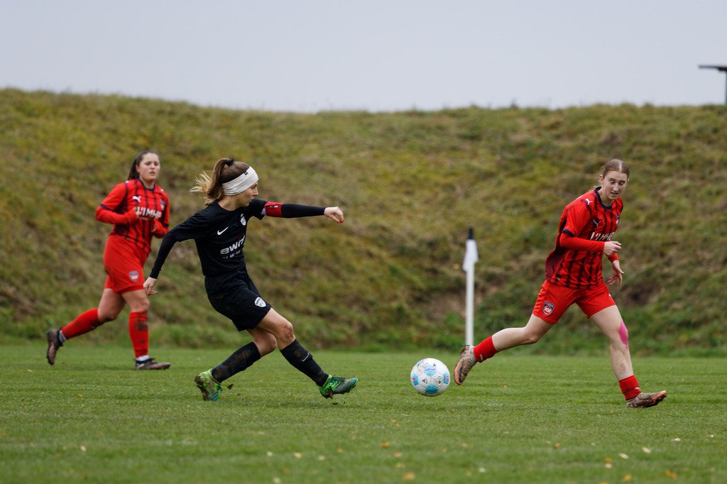 HOHFCH_251109_9528 | 1.FC Heidenheim 1846 II vs. GAST, Fußball, Frauen, Bezirksliga, 2025/2026, X. Spieltag, 03.10.2025 in Heidenheim, Kunstrasen b. Voith-Arena West(Foto: Michael Bulling) - Realisiert mit Pictrs.com