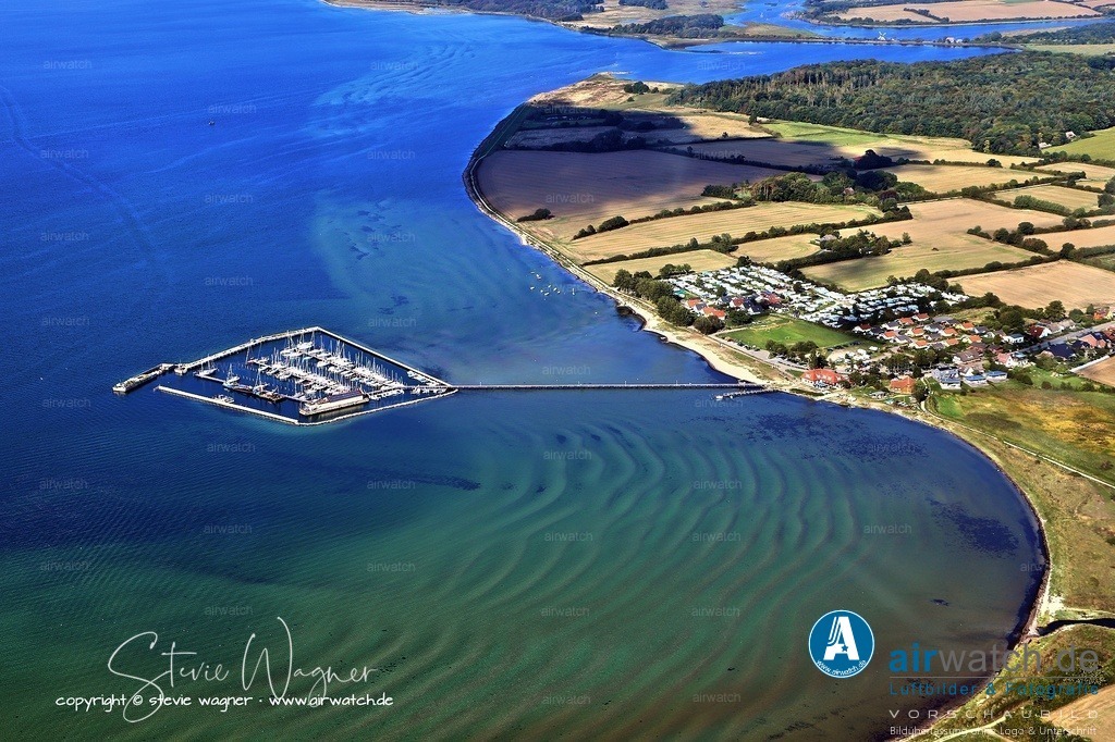 Wackerballig - Der Ort wurde erstmals 1231 im Erdbuch Waldemars des Siegers als Wakærbol erwähnt | Der Ort wurde erstmals 1231 im Erdbuch Waldemars des Siegers als Wakærbol erwähnt und stand stets unter der Administration des nahe gelegenen Gutes Gelting. Der Name wird als hoch gelegener Ort eines Wakri gedeutet, wobei der Stamm des Namens mit dem heutigen deutschen Wort „wacker“ und dem altnordischen „vakr“ (bedeutend: wach, achtsam) verwandt ist.