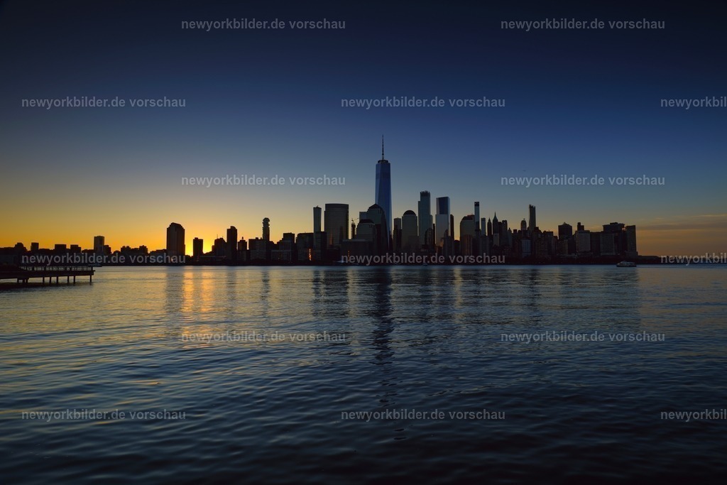 Sunrise Manhattan Skyline | Die wunderschöne Skyline von Manhattan, an einem malerischen Morgen aufgenommen vom Exchange Place in Jersey-City.