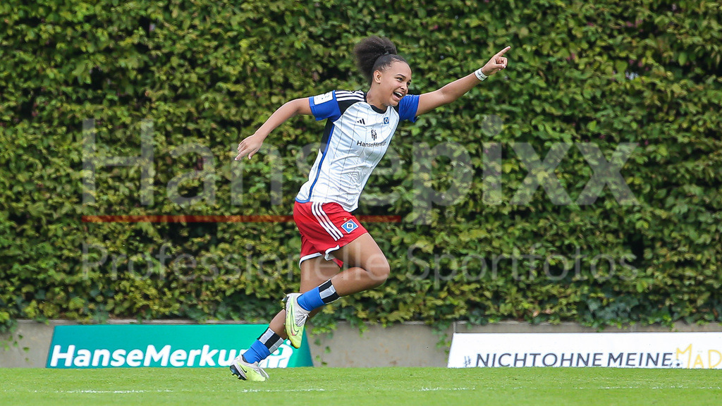 Fussball, 2. Frauen-Bundesliga, Hamburger SV - Borussia Möchengladbach | v.li.: Torschützin Lisa Baum (Hamburger SV, 11) mit Torjubel, Jubel, jubeln, jubelt, optimistisch, Spielszene, Highlight, Freude über das Tor zum 1:0, DIE DFB-RICHTLINIEN UNTERSAGEN JEGLICHE NUTZUNG VON FOTOS ALS SEQUENZBILDER UND/ODER VIDEOÄHNLICHE FOTOSTRECKEN. DFB REGULATIONS PROHIBIT ANY USE OF PHOTOGRAPHS AS IMAGE SEQUENCES AND/OR QUASI-VIDEO.