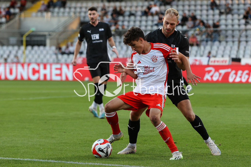 FC Bayern Amateure - FC Memmingen | Younes AITAMER (FCB #17) im Zweikampf mit Nicolai BRUGGER (FCM #4)