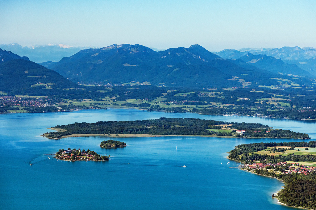 dr__0201134.jpg | CHIEMSEE 29.06.2023 Uferbereiche der See- Insel Blick über den Chiemsee in Chiemsee im Bundesland Bayern, Deutschland. 