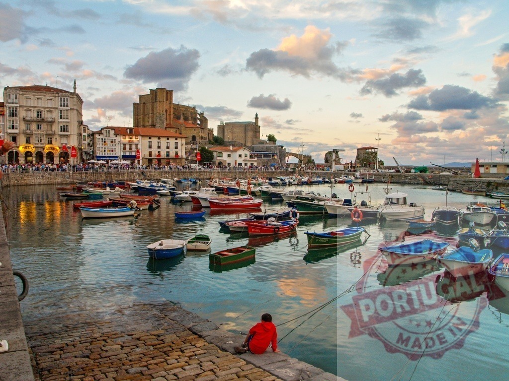 Child fishing in the port of Castro Urdiales at sunset | Kid fishing in the port of Castro Urdiales, Spain, at sunset with colorful boats and medieval buildings in the background - Realisiert mit Pictrs.com