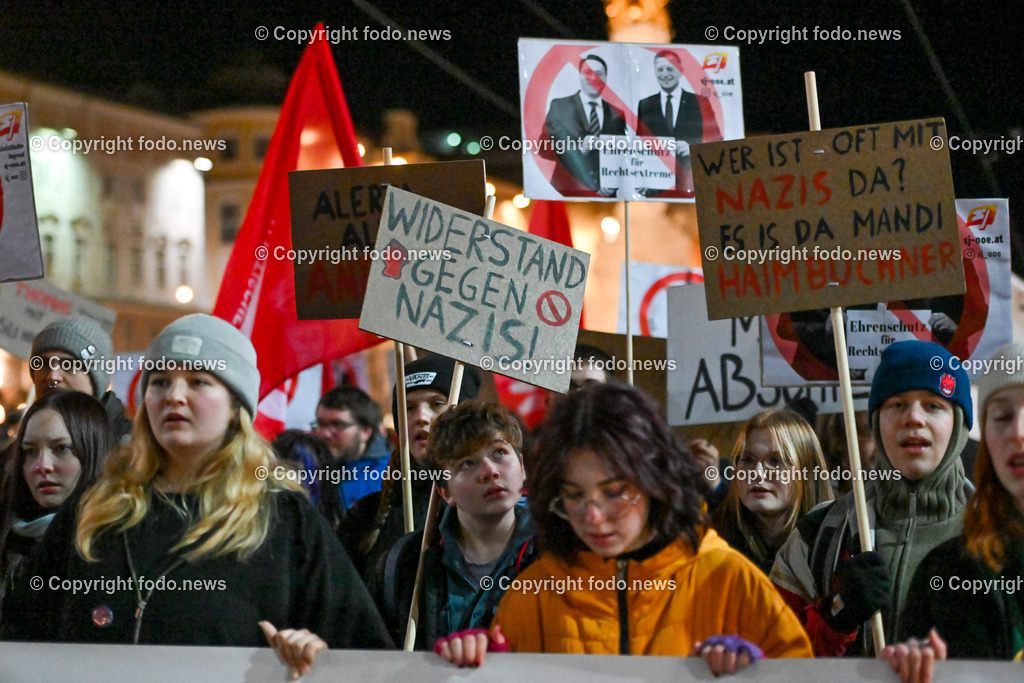 Demonstration Linz gegen rechts_ gegen Burschenbundball_ 04.02.2023-12 | 04.02.2023, Linz, AUT, DemonstrationLinz gegen rechts, gegen Burschenbundball im Bild Kundgebungsteilnehmer, Demonstranten, Transparente, Plakate