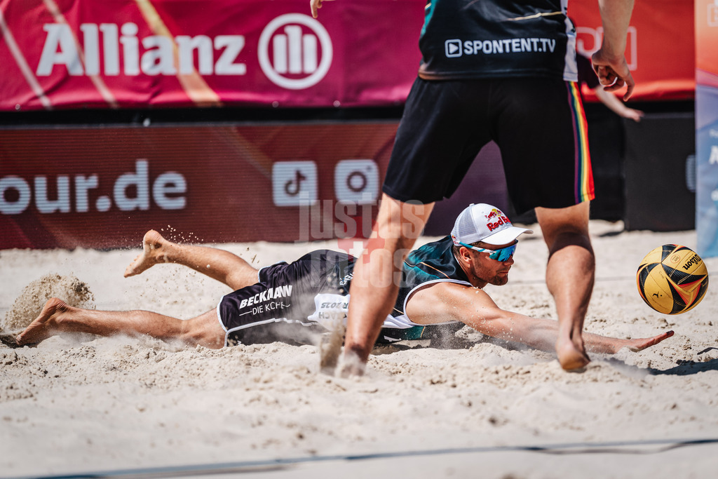 Beachvolleyball | Männer | Allianz German Beach Tour 2025 | Tourstop Bremen | 12.06.2025 | Bo Hansen springt zum Ball
