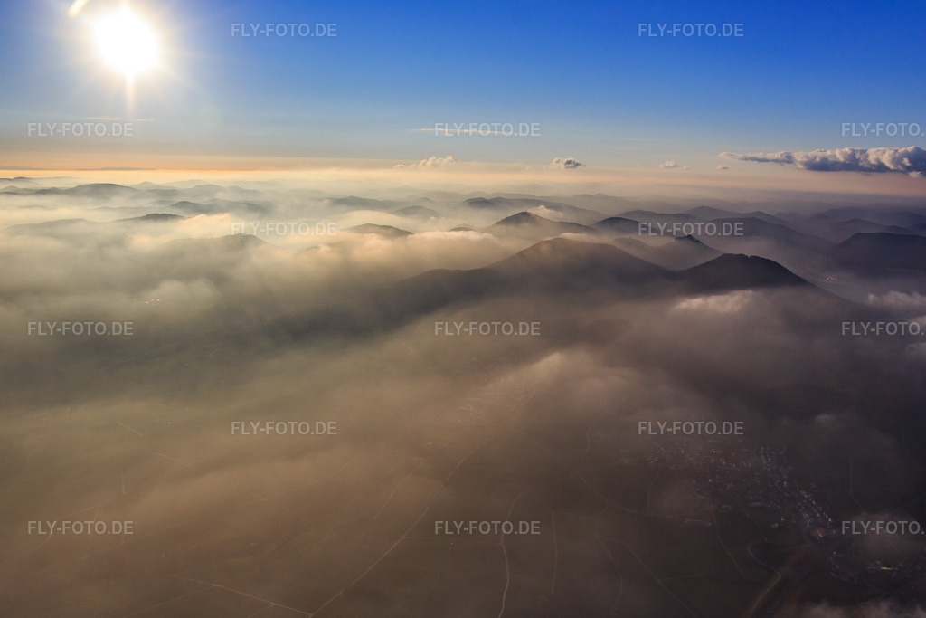 Luftbild: Hügel des Pfälzerwalds ragen aus tiefen Wolken in Birkweiler im Bundesland Rheinland-Pfalz in Deutschland. Foto: IMG_135379.jpg vom 12.12.2022 durch Werner Riehm/FLY-FOTO.de