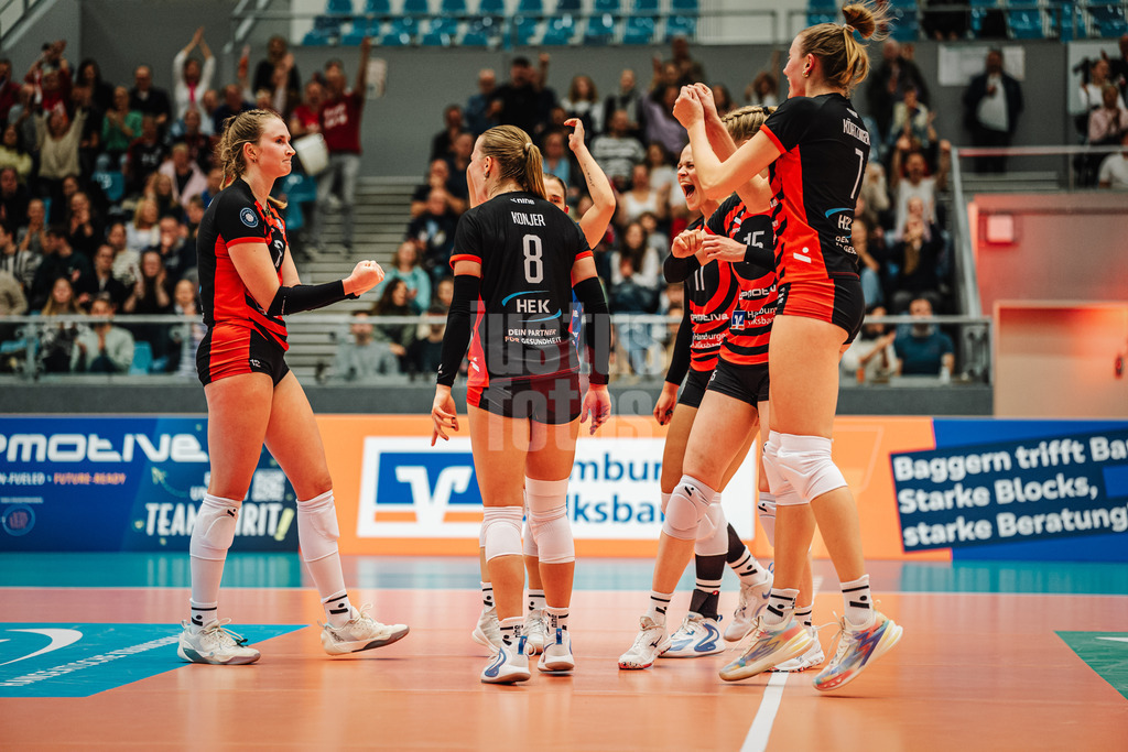 Volleyball | Frauen | Saison 2025/2026 | Volleyball Bundesliga | ETV Hamburger Volksbank Volleys vs. Dresdner SC | 15.11.2025 | ETV jubelt nach einem Ass von Hannah Ammerman (#12, ETV Hamburger Volksbank Volleys) links