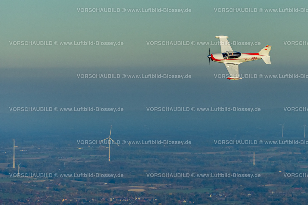 Hamm221006388marchetti_Thorsten_Wesselmann | Luftbild, Flugzeug in der Luft, Flugzeug D-EODG, Aircraft D-EODG, SIAI-Marchetti SF-260, einmotoriges Leichtflugzeug, Heessen, Hamm, Ruhrgebiet, Nordrhein-Westfalen, Deutschland