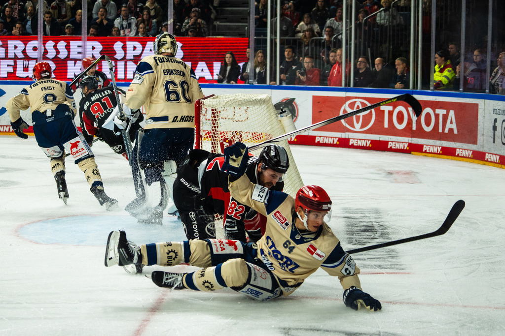 DEL, Deutsche Eishockey Liga Saison 2024/25, 8. Spieltag: Kölner Haie gegen Schwenninger Wild Wings | 11.10.2024, DEL, Deutsche Eishockey Liga Saison 2024/25, 8. Spieltag: Kölner Haie gegen Schwenninger Wild WingsBild: Alexandre Grenier (82, Köln) und Boaz Bassen (64, Schwenningen) - Realisiert mit Pictrs.com