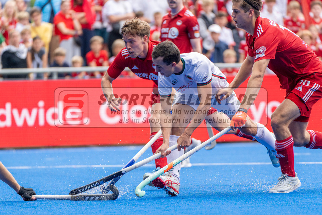 Final4_20250601-1351-HK108560 | Krefeld, Deutschland, 01.06.2025:  Feldhockey Final4 2025 – „Deutsche Feldhockey-Meisterschaften 2025“ Crefelder HTC - Rot-Weiss Köln (Finale Herren) im Gerd-Wellen-Hockeyanlage am 01.06.2025 in Krefeld, Deutschland. (Foto von Kramhöller/Fehrmann/Kaste)Krefeld, Germany, 01.06.2025: Feldhockey Final4 2025 – „Deutsche Feldhockey-Meisterschaften 2025“ Harvestehuder HTC - Düsseldorfer HC (Finale Damen) in Gerd-Wellen-Hockeyanlage at 01.06.2025 in Krefeld, Deutschland. (Foto from Kramhöller/Fehrmann/Kaste)
