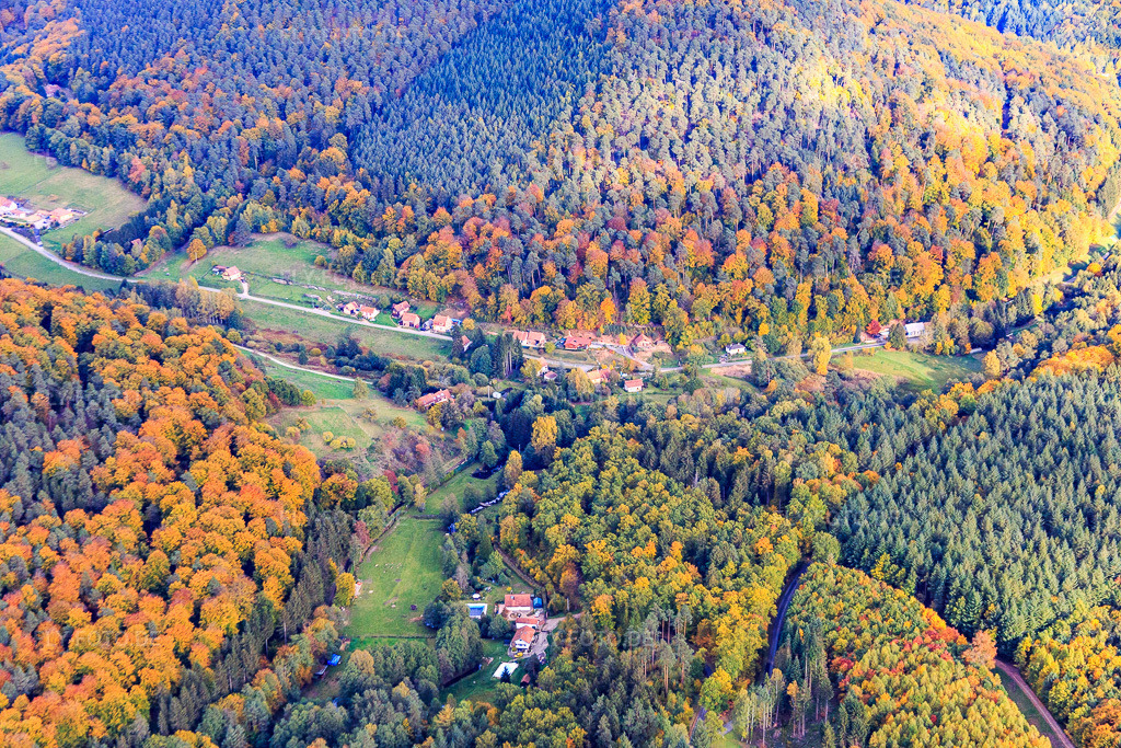 Luftbild: Ortsteil Wineckerthal von Westen in Dambach im Bundesland Bas-Rhin in Frankreich. – Foto: IMG_084688.jpg vom 23.10.2015 durch Werner Riehm/FLY-FOTO.de – Auflösung des Originals: 5472 x 3648 px