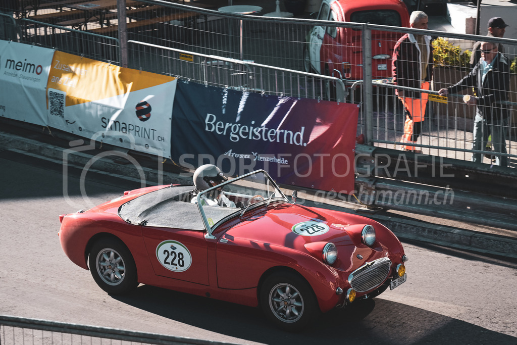 21. Arosa ClassicCar 2025 - 6. =September= 2025 | Oswald Iten aus Unterägeri (SUI) in einem Austin Healey Sprite aus dem Jahre 1959 mit Startnummer 228 am Arosa ClassicCar 2025 in der Kategorie Classic Trophy..@arosaclassiccar, @arosa.official, #arosaclassiccar, #arosa, #76curves, #classiccarBild: Sportfotografie Markus Aeschimann | www.markus-aeschimann.ch - Realisiert mit Pictrs.com