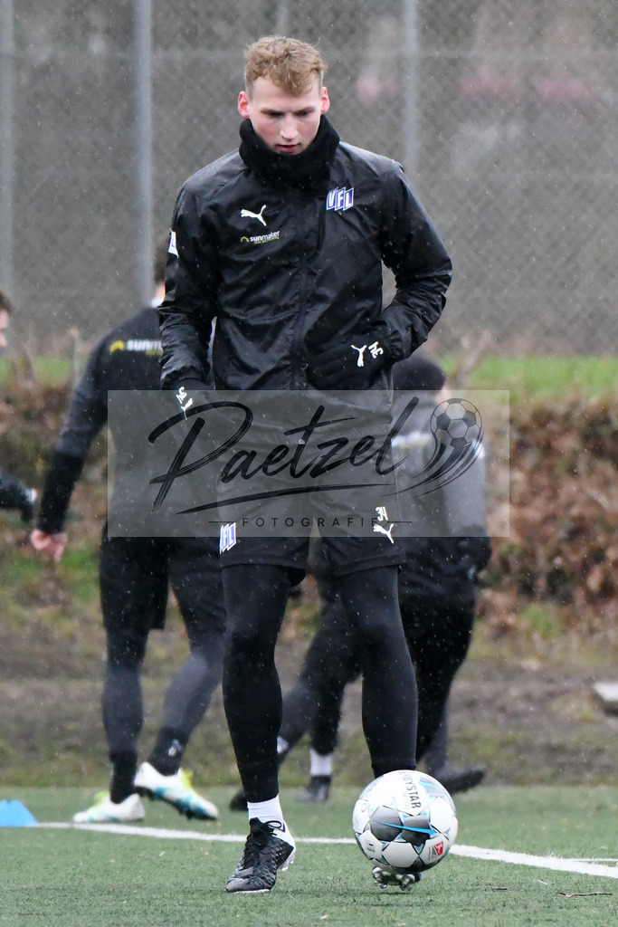 20200213_TRAOSN_0010 | Fussball, Herren: Simon Haubrock (VfL Osnabrueck) in Aktion, am Ball, Einzelaktion waehrend der Trainingseinheit des VfL Osnabrueck im Sportpark Illoshoehe am 13.02.2020 in Osnabrueck, Deutschland. - Realisiert mit Pictrs.com