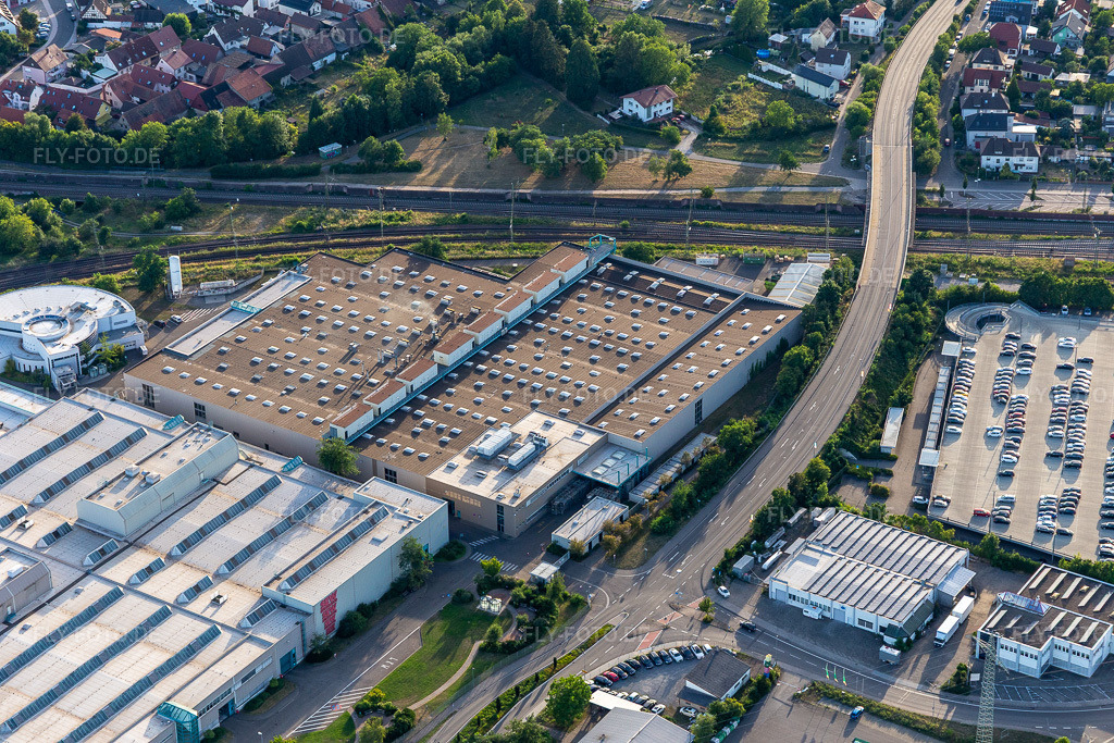 Luftbild: SEW-EURODRIVE GmbH & Co KG – Fertigungswerk und SCC Mechanik/Mechatronik im Ortsteil Graben in Graben-Neudorf im Bundesland Baden-Württemberg in Deutschland. Foto: IMG_133451.jpg vom 12.07.2022 durch Werner Riehm/FLY-FOTO.deWWW.SEW-EURODRIVE.DE