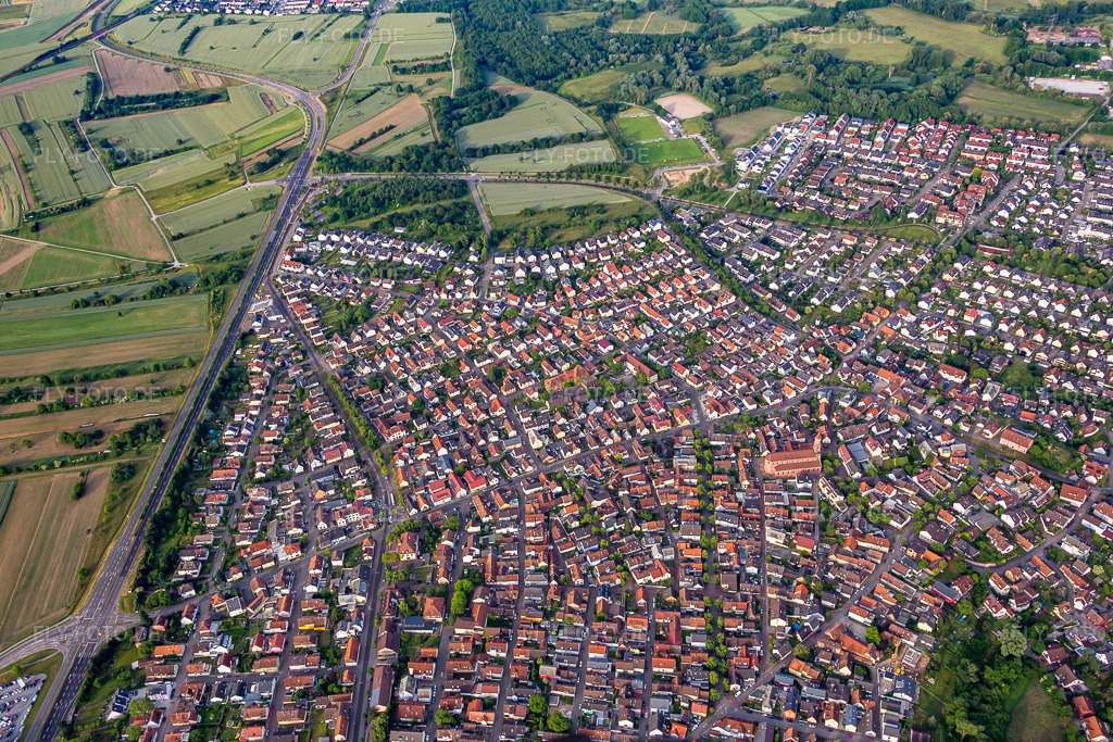 Luftbild: Siedlungsgebiet im Ortsteil Mörsch in Rheinstetten im Bundesland Baden-Württemberg in Deutschland. Foto: IMG_079695.jpg vom 31.05.2015 durch Werner Riehm/FLY-FOTO.de
