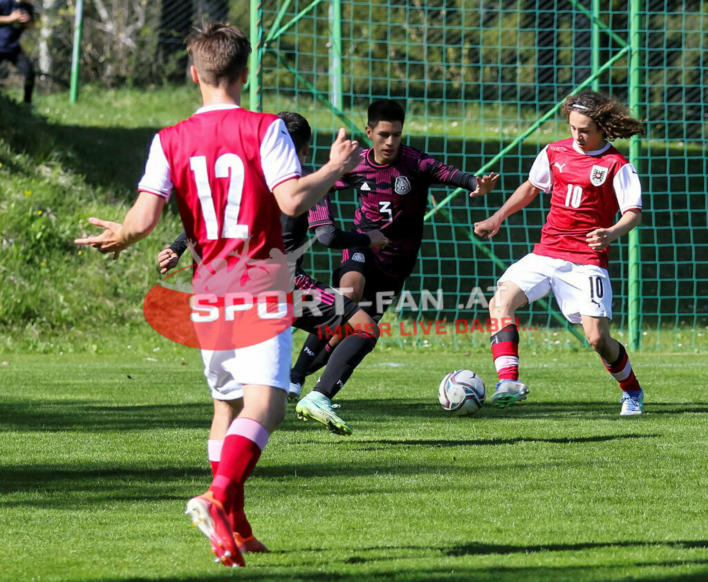 AUSTRIA U15 - MEXICO U15 | ILIA IVANSCHITZ (Austria #12) Cristobal Aviles (Mexico #3) FABIAN SILBER (Austria #10) ; AUSTRIA U15 - MEXICO U15 am 29.04.2022 in Arnoldstein
(Sportplatz), AUSTRIA, (Photo by Ernst Krawagner sport-fan.at) - Realisiert mit Pictrs.com