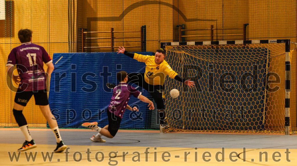 2024-03-09_028_SpVgg_Altenerding_gegen_SVW_Burghausen | Erding, Deutschland, 09.03.2024:
Handball, Bezirksoberliga Männer 2023 / 2024, 18. Spieltag, SpVgg Altenerding gegen SVW Burghausen, Endergebnis: 25:34

Joseph Wyhnalek (SpVgg Altenerding, #2), Torwart Alexander Langenfaß (SVW Burghausen, #1)

Foto: Christian Riedel / fotografie-riedel.net