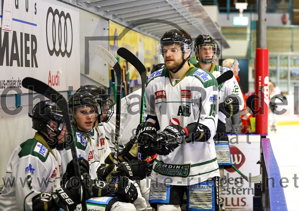 2022-09-09_009_TSV_Erding_gegen_Deggendorfer_SC | Erding, Deutschland, 09.09.2022:
Eishockey, Bayernliga 2022 / 2023, Testspiel, TSV Erding gegen Deggendorfer SC, Endergebnis: 2:5

Elias Maier (Erding Gladiators, #15)

Foto: Christian Riedel / fotografie-riedel.net