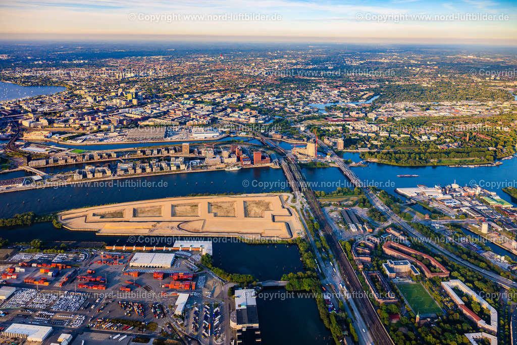 Hamburg_Veddel_Kleiner_Grasbrook_Elbbrücken_ELS_4347190925 | HAMBURG 19.09.2025 Stadtansicht mit Gleisen und Hafenanlagen " Auf der Veddel " am Ufer des Flußverlaufes Elbe am Brückenbauwerk der Elbbrücken - Norderelbbrücke - Freihafenelbbrücke im Ortsteil Veddel in Hamburg, Deutschland. // City view with railway tracks and port facilities "Auf der Veddel" on the banks of the Elbe River at the bridge structure of the Elbbruecken - Norderelbbruecke - Freihafenelbbruecke in the district of Veddel in Hamburg, Germany. Foto: Martin Elsen