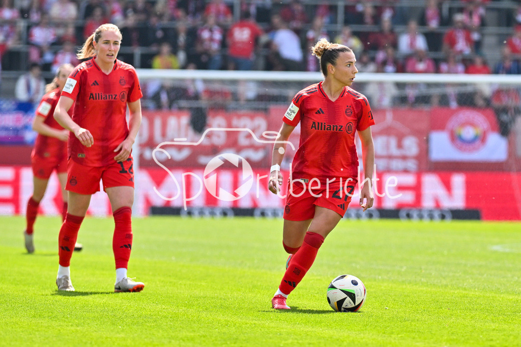 FC Bayern München - SC Freiburg | am Ball Arianna CARUSO (FC Bayern Muenchen Frauen 27) / Frauen Bundesliga: FC Bayern Muenchen - SC Freiburg, FC Bayern Campus am 27.04.2025 / Sydney LOHMANN (FCB #12)