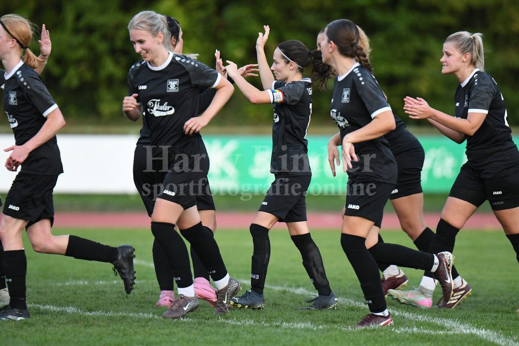 SpVgg GW Damen : SC AufhausenSpVgg GW Deggendorf : TSV Karpfham | Jubel bei den Deggendorfer Damen: Bildmitte: Doppel-Torschützin Eva Hofmaier  (SpVgg GW Damen) - Realisiert mit Pictrs.com