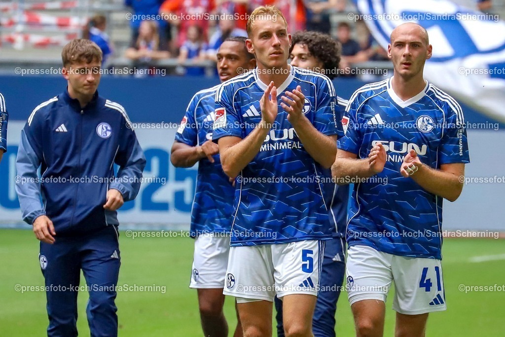 xSSC26072501033 | 26.07.2025, xsscx, Fuﬂball, FC Schalke 04 - FC Sevilla, 2. Fuﬂball Bundesliga, VELTINS-Arena, Saison 2025 2026: Die Mannschaft von Schalke 04 bei der Ehrenrunde nach dem Spiel DFB regulations prohibit any use of photographs as image sequences and or quasi-video.