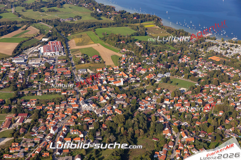 Aktuelles Luftbild von  Utting am Ammersee - Die Luftaufnahme wurde 2020 mittels UL-Flugzeug erstellt ( keine Drohne ) - hochauflösende Kamera-Systeme von  Canon -Beste Qualität - Für grossformatige Ausdrucke geeignet. Die Geschenkidee !