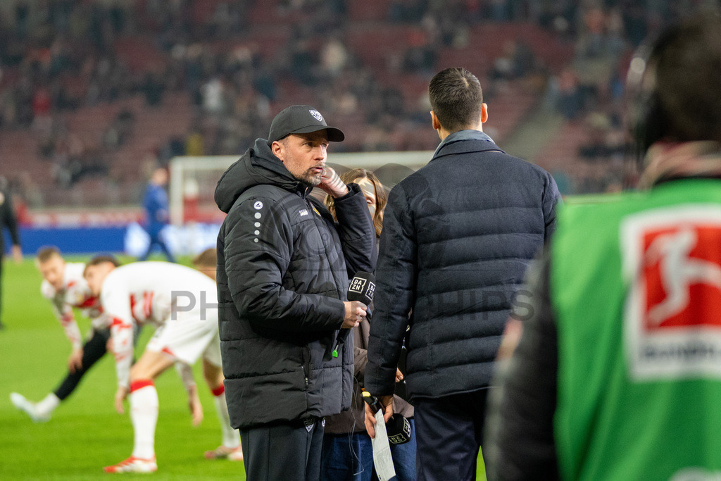 VfB Stuttgart vs. RB Leipzig, Fussball, 1. Bundesliga, 26. Spieltag, 15.03.2026 | Sebastian Hoeness (Trainer VfB Stuttgart) mit Sami Khedira,VfB Stuttgart vs. RB Leipzig, Fussball, 1. Bundesliga, 26. Spieltag, 15.03.2026Foto: photosbyphips/Philip Ziegler