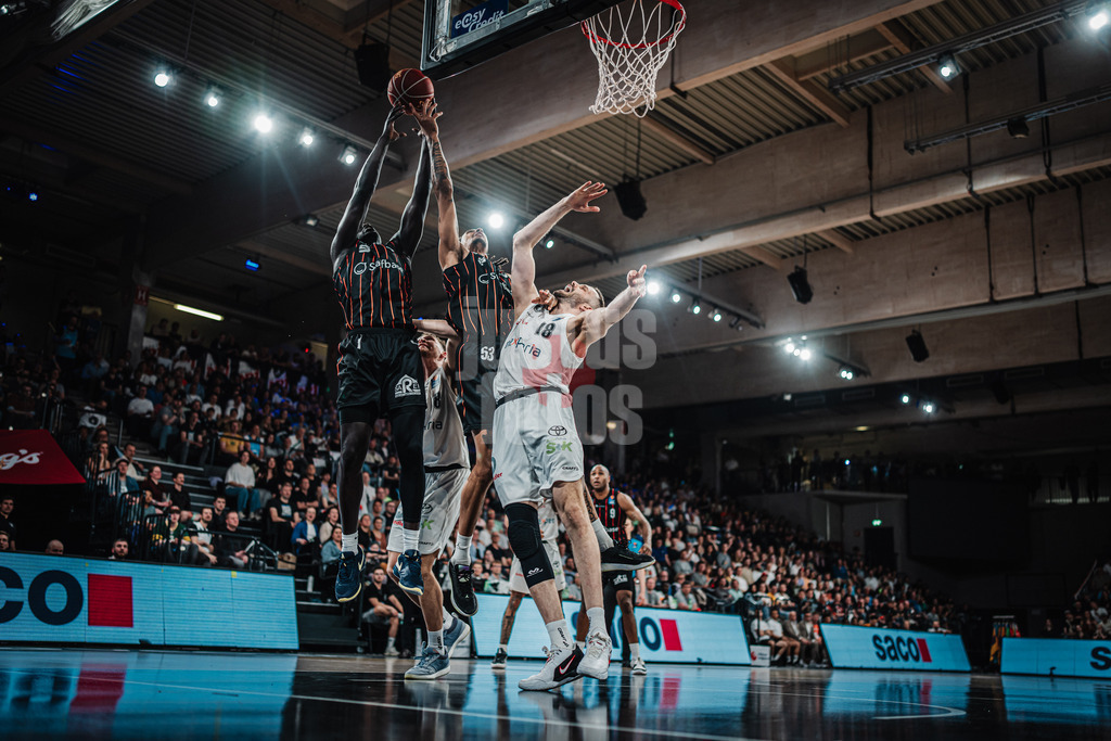 Basketball | Männer | Saison 2023/2024 | easyCredit Basketball Bundesliga | 32. Spieltag | Veolia Towers Hamburg vs. NINERS Chemnitz | 04.05.2024 | Jonas 'WoBo' Wohlfarth-Bottermann (#18, Hamburg Towers) keine Chance gegen Aher Uguak (#1, NINERS Chemnitz) und Kevin Yebo (#53, NINERS Chemnitz)