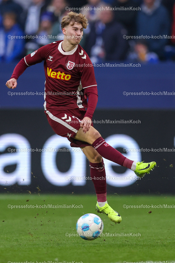 Schalke10112402168 | 10.11.2024, Fußball, FC Schalke 04 - SSV Jahn Regensburg, 2. Fußball Bundesliga, Veltins-Arena Gelsenkirchen, Saison 2024 2025: Dominik Kother (Jahn-Regensburg #27) DFB regulations prohibit any use of photographs as image sequences and or quasi-video.
