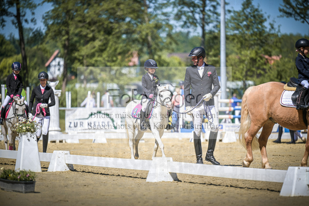 DOS_8690 | Entdecke hochwertige Reitturnierfotos von Foto Oger. Professionell, emotional und authentisch – jetzt Lieblingsmomente im Shop bestellen. - Realisiert mit Pictrs.com