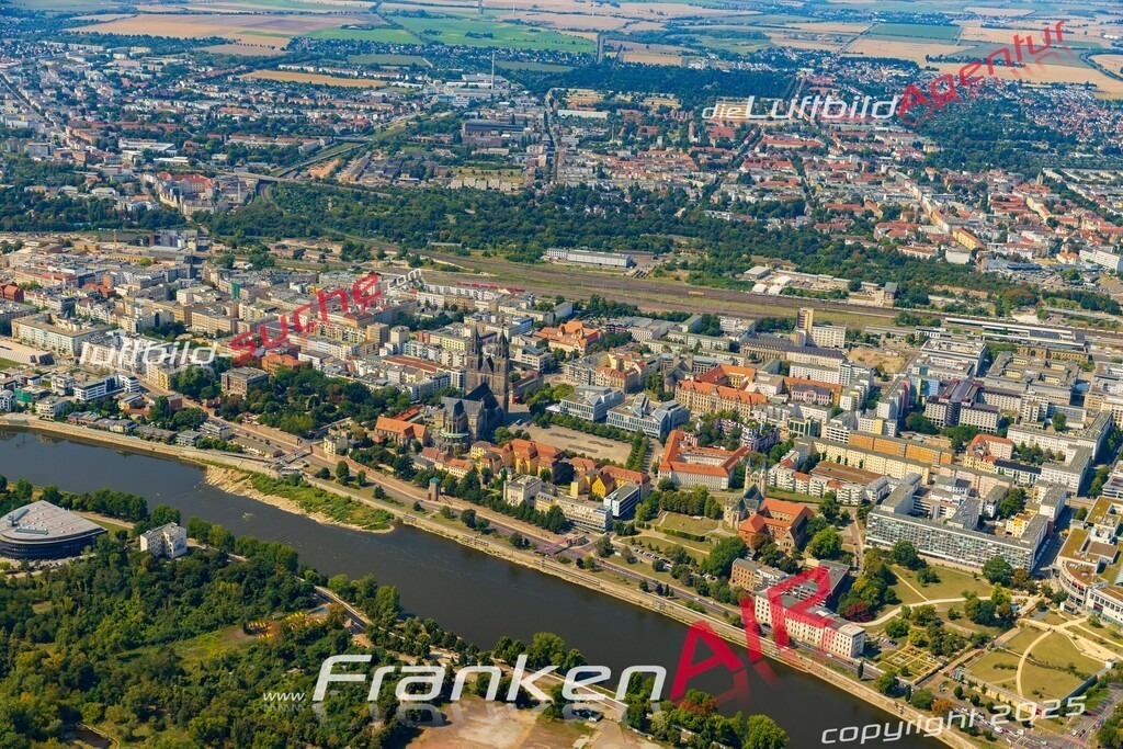 Klassische Luftaufnahme ohne Drohne zeigt: bei Magdeburg - Die Luftbildaufnahme wurde 2025 vom UL-Flugzeug heraus erstellt ( keine Drohnenaufnahme ) - Hochauflösende Luftaufnahme -Nicht vergleichbar mit Google Maps oder Satelittenbilder- Die Geschenkidee !Mit Lizenz und Bildrechte bestellbar