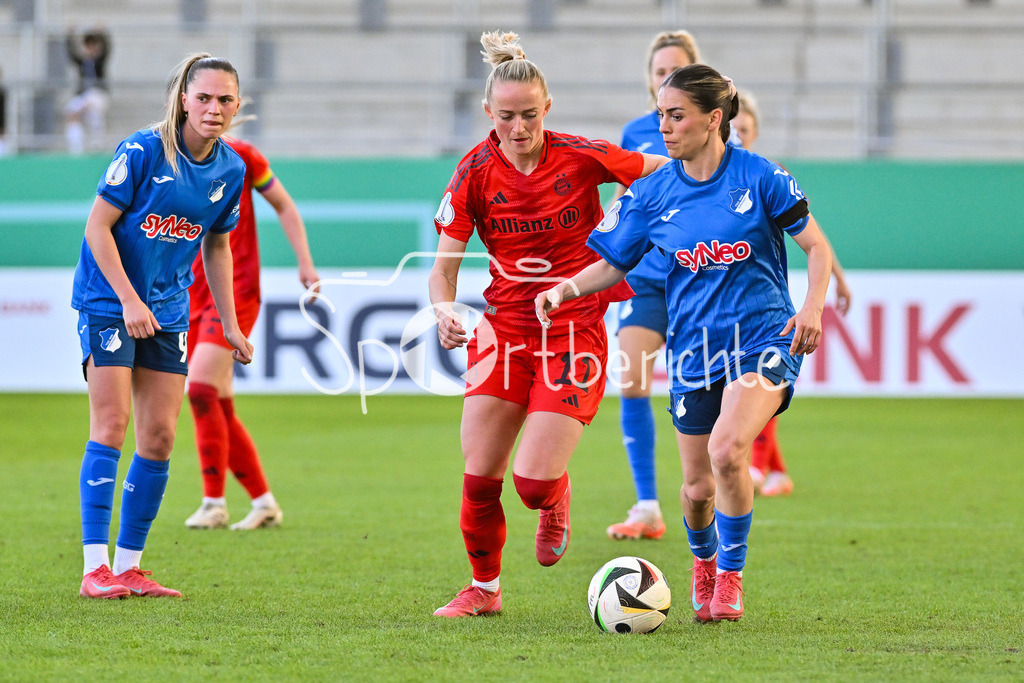 FC Bayern München - TSG 1899 Hoffenheim | Im Duell Lea SCHUELLER (FCB #11) und Ereleta MEMETI (TSG Hoffenheim Frauen 7) / Zweikampf / Frauen DFB Pokal: FC Bayern Muenchen - TSG 1899 Hoffenheim, FC Bayern Campus am 22.03.2025