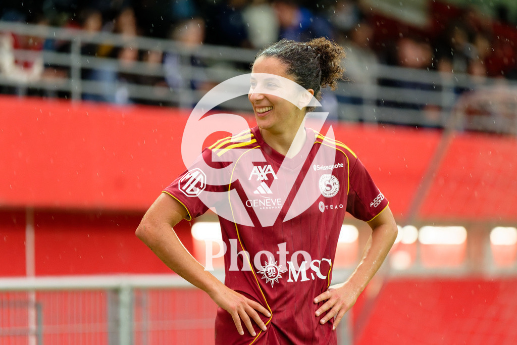 DZ8_6978_c | Switzerland: AXA Womens Super League 2025/26, Servette FC Chenois Feminin vs FC Aarau Frauen - Stade des Trois-Chene, Chene-Bourge: Ghoutia Habiba Karchouni (10 Servette FC Chenois Feminin) smiles