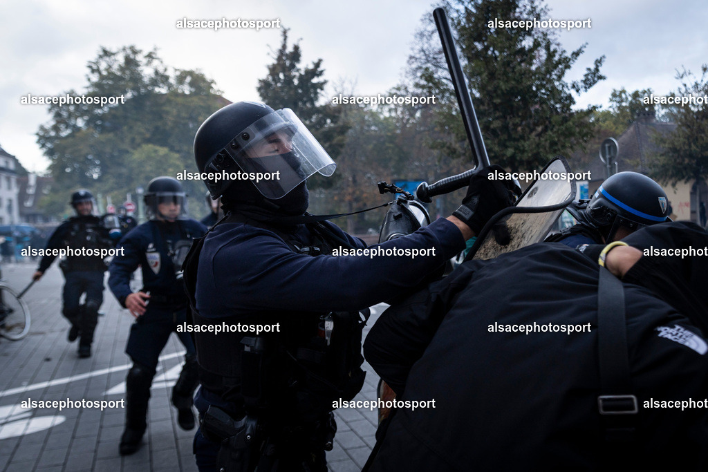 9L6A6955 | Strasbourg, France, 24 octobre 2026. Des manifestants affrontent les forces de l’ordre lors d’une mobilisation dans le centre-ville de Strasbourg. Des policiers interviennent pour disperser des groupes de manifestants, tandis que des gaz lacrymogènes sont utilisés. Des affrontements, des jets de projectiles et des dégradations sont observés dans plusieurs rues. Des barricades et des véhicules en feu témoignent de la tension qui règne en marge de la mobilisation. - Realisiert mit Pictrs.com
