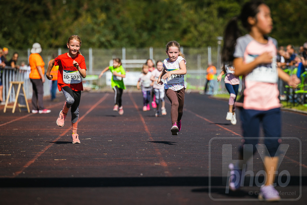 16. Hoywoj-CityLauf im Sportforum Hoyerswerda - 16.09.2023 | 1km VBH-Grundschul-Lauf 2. Klassen - Realisiert mit Pictrs.com