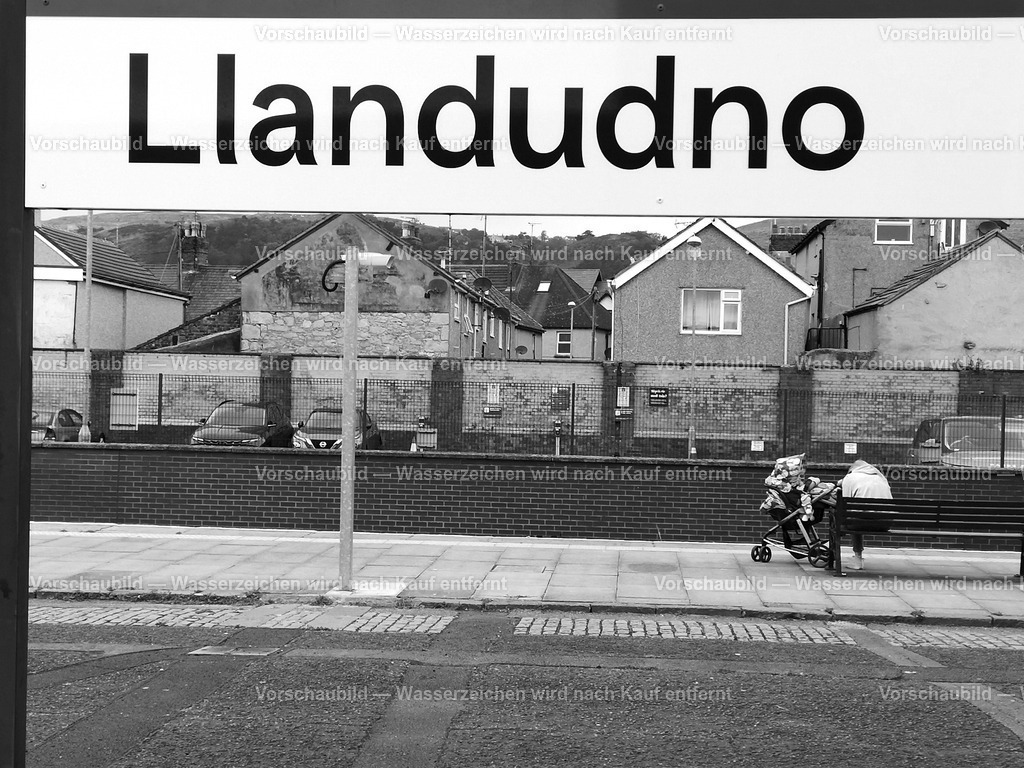 warten am Bahnhof im walisischen Llandudno | online Fotogalerie mit schwarz-weiß Fotografien und Shop für zeitlose  Poster und Leinwände in stilvollem schwarz weiß  - Realisiert mit Pictrs.com