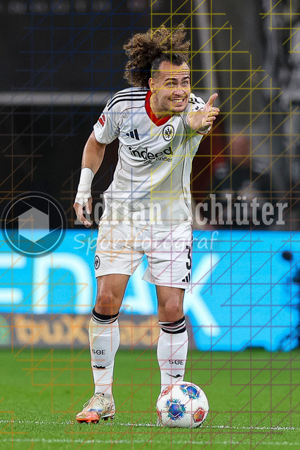 Bayer 04 Leverkusen vs Eintracht Frankfurt - Bundesliga  | Leverkusen, Deutschland, 12.09.25:   Arthur Theate (Eintracht Frankfurt) gestikuliert, Gestik in Aktion am Ball, Einzelaktion waehrend des Spiels der Bundesliga zwischen  Bayer 04 Leverkusen vs Eintracht Frankfurt in der BayArena(Foto von Brauer-Fotoagentur / Adrian Schlueter)