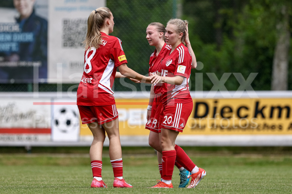 Fussball, Aufstiegsspiel Regionalliga Nord Frauen, SpVg Aurich - SSC Hagen Ahrensburg | v.li.: Leonie Kreuz (SpVg Aurich, 8), Lara Frisch (SpVg Aurich, 19) und Torschützin Ana-Carolin Hoffmann (SpVg Aurich, 20) mit Torjubel, Jubel, jubeln, jubelt, optimistisch, Spielszene, Highlight, Freude über das Tor zum 3:0