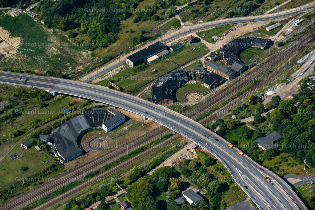 4061632 | STRALSUND 08.09.2021 Verfallende Gleisanlagen an der Ruine des Rundschuppen (auch Lokschuppen, Lokhalle oder Triebfahrzeughalle) am Brückenbauwerk des Straßenverlaufes der B96 in Stralsund im Bundesland Mecklenburg-Vorpommern, Deutschland. // Decaying tracks at the ruins of the round shed (also locomotive shed) at the bridge structure of the road course of the B96 in Stralsund in the state Mecklenburg - Western Pomerania, Germany. Foto: Gerhard Launer