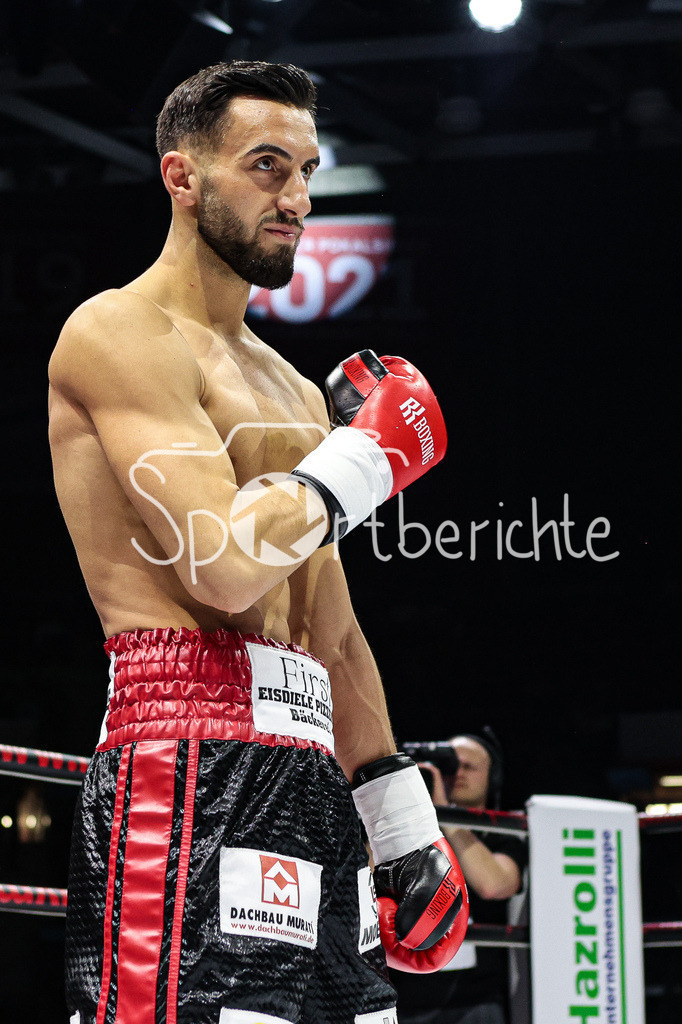 Profi - Box - Gala / Main Event | Kushtrim TAHIRUKAJ (rot schwarze Hose) in seinem Kampf gegen Nika GAVAJAVA (schwarze Hose)