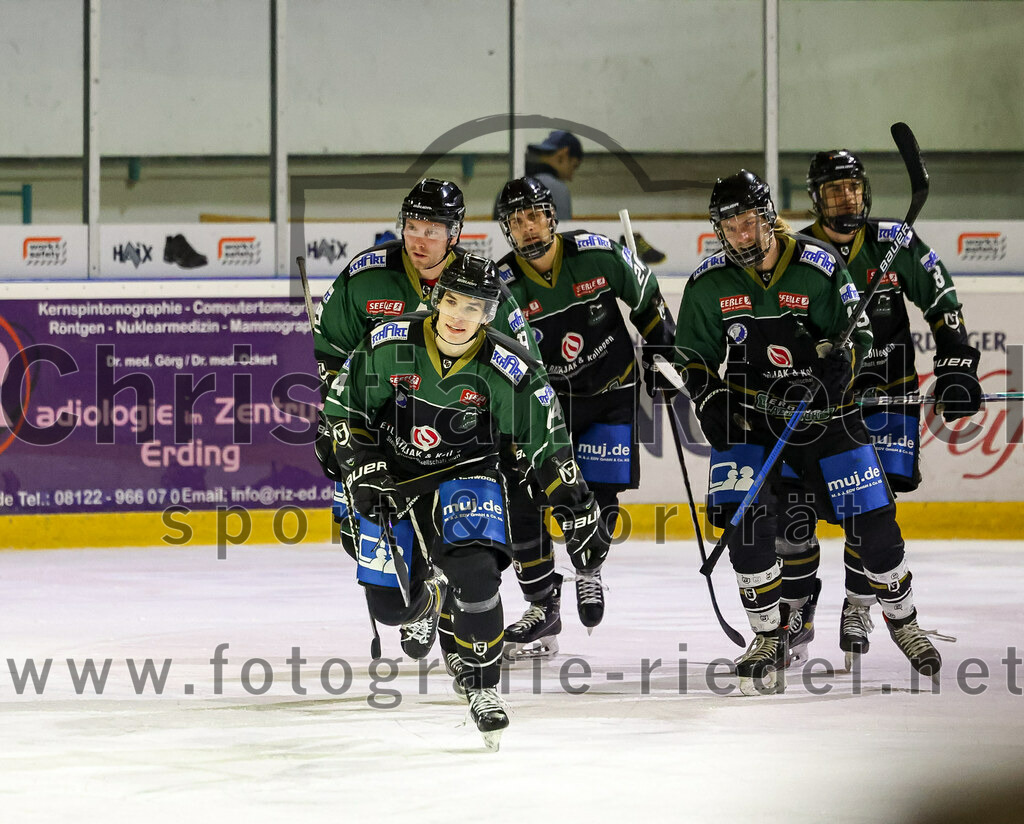 2023-01-06_034_TSV_Erding_gegen_ERV_Schweinfurt | Erding, Deutschland, 06.01.2023:
Eishockey, Bayernliga 2022 / 2023, 26. Spieltag, TSV Erding gegen ERV Schweinfurt, Endergebnis: 7:3

Thomas Plihal (Erding Gladiators, #39), Paul Wallek (Erding Gladiators, #44), Michael Franz (Erding Gladiators, #13), Daniel Krzizok (Erding Gladiators, #18)

Foto: Christian Riedel / fotografie-riedel.net