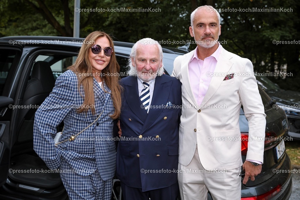 HanPromi24082500041 | 2025.08.24, Promis beim Audi-Ascot-Renntag auf der Galopprennbahn Neue Bult in Hannover. Die Gäste genießen die elegante Atmosphäre beim Pferderennen. Simone Thomalla (Schauspielerin) zusammen mit Rolf Eisenmenger (Modeikone und Designer) und Partner Rene Merten