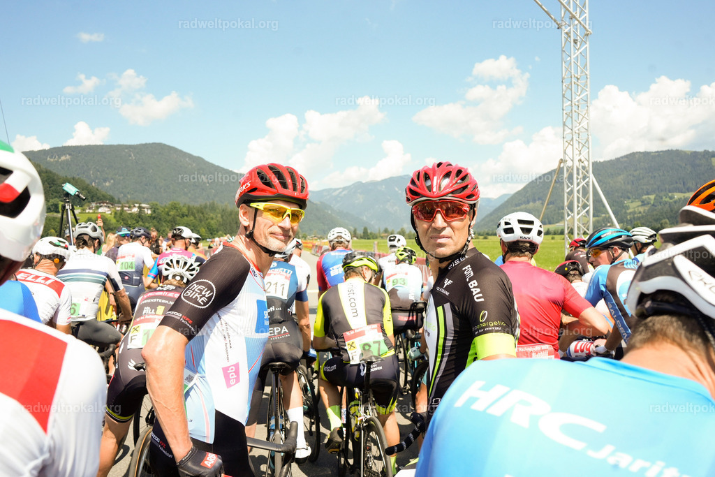 337_20230817_Bewerb_Maenner_Muehlanger | AUT - OESTERREICH, 2023-08-16: SPORT RENNRAD-FAHREN - 55. INTERNATIONALER RADWELTPOKAL IN ST. JOHANN IN TIROL  - Vintage-Radrennen mit WM-Bronze-Medaillen-Siegerin Christina Schweinberger, den Teilnehmer und Alexander Baumann (vom Orginastions-Team) - TAG 2 BEWERB MAENNER IN SECHS GRUPPEN  ; Foto: Roland Muehlanger