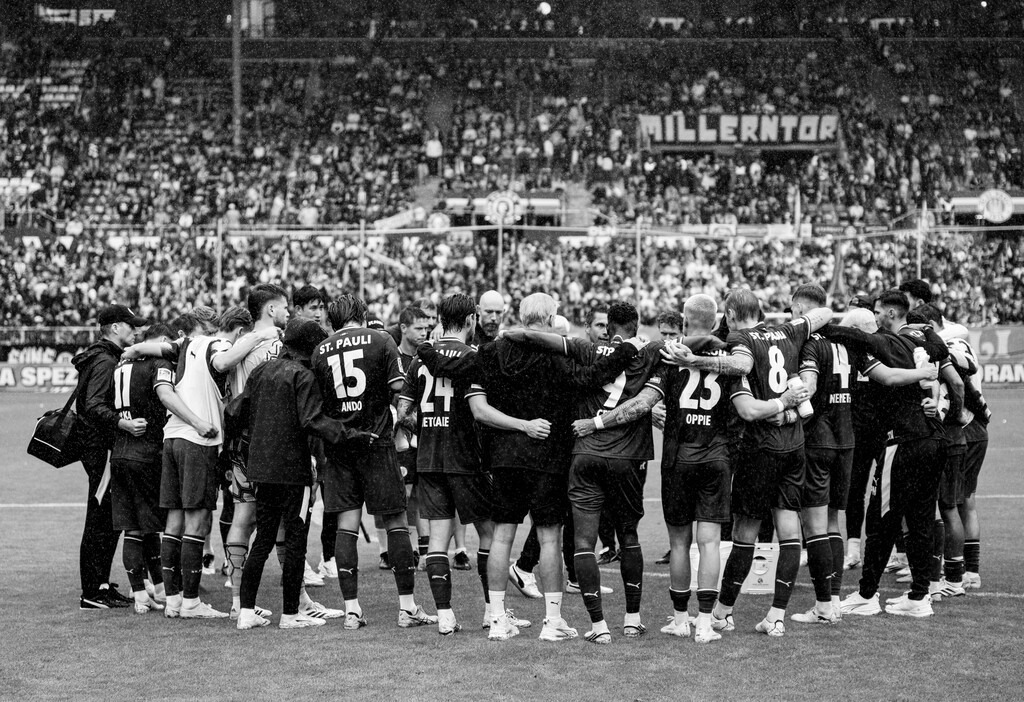 FCSP_YD-09187 | Der offizielle Shop für FC St. Pauli Fotos. Wähle aus Spielszenen & Fanmomenten dein FCSP Wunschformat. Wir liefern Millerntor-Atmosphäre.