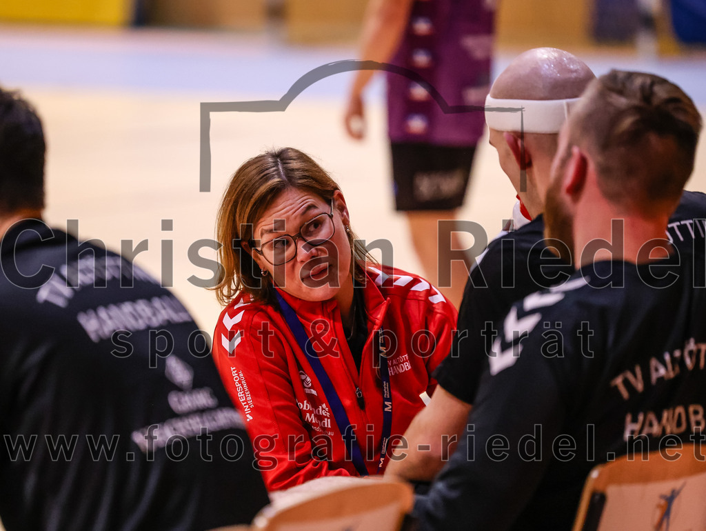 2024-11-09_097_SpVgg_Altenerding_gegen_TV_Altoetting | Erding, Deutschland, 09.11.2024:Handball, Bezirksoberliga Männer 2024 / 2025, 6. Spieltag, SpVgg Altenerding gegen TV Altötting, Endergebnis: 26:22Trainerin Katrin Noserke (TV Altötting)Foto: Christian Riedel / fotografie-riedel.net