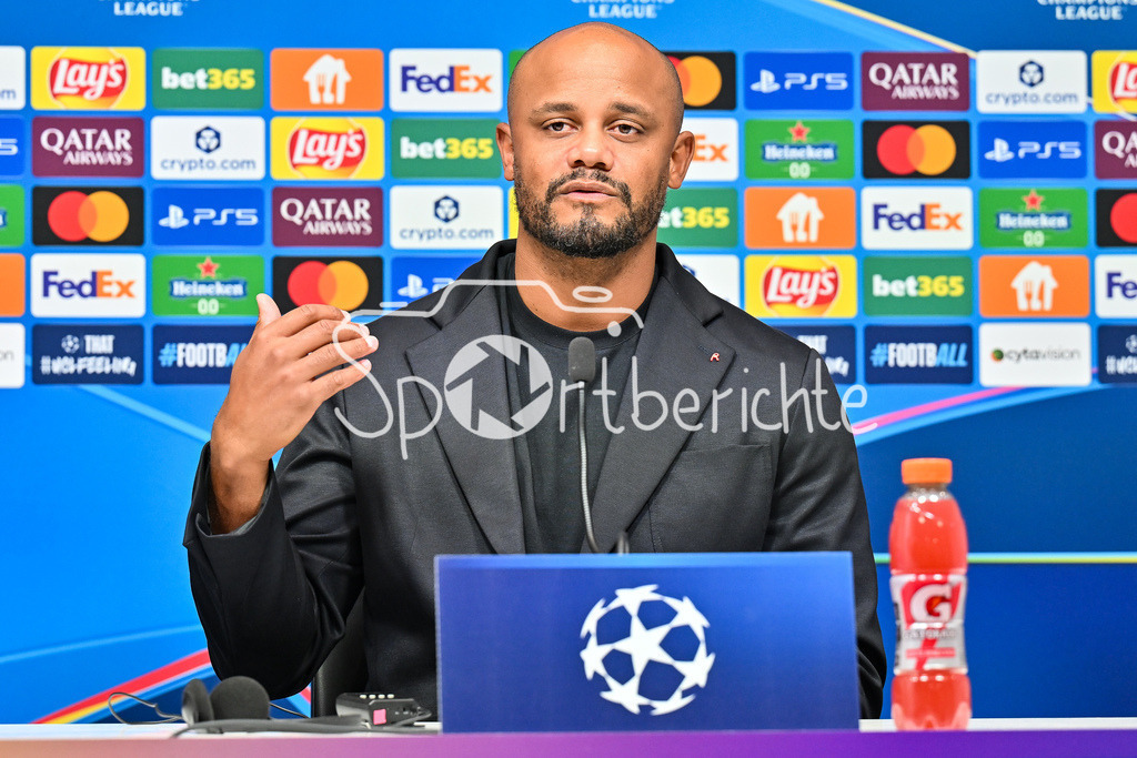 Paphos FC - FC Bayern München | im Bild Vincent KOMPANY Trainer FC Bayern Muenchen auf der Pressekonferenz vor dem Spiel in Pafos / Einzelfoto / Freisteller