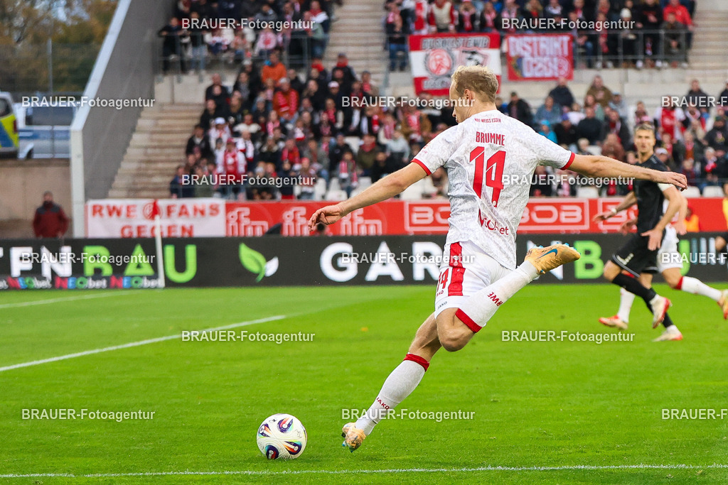 Rot-Weiss Essen - 1.Fc Schweinfurt | Essen, Deutschland, 02.11.2025 Lucas Brumme  (Rot-Weiss Essen) Einzelaktion während des 3.Liga Spiels zwischen  Rot-Weiss Essen und 1.Fc Schweinfurt am 02.11.2025 im Stadion an der Hafenstraße in Essen. (Foto von Timo Bluhmki-Schmidt/Brauer Fotoagentur