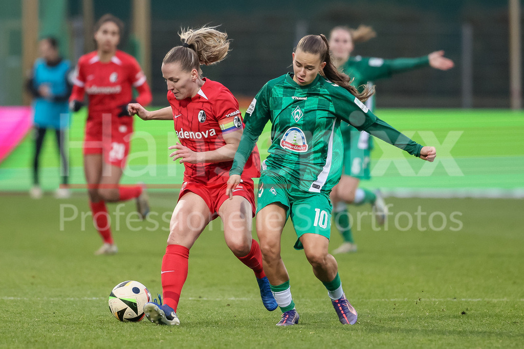 Fussball, Google Pixel Frauen-Bundesliga, SV Werder Bremen - SC Freiburg | v.li.: Lisa Karl (SC Freiburg, 2) und Tuana Mahmoud (SV Werder Bremen, 10) im Zweikampf, Duell, Dynamik, Aktion, Action, Spielszene, DIE DFB-RICHTLINIEN UNTERSAGEN JEGLICHE NUTZUNG VON FOTOS ALS SEQUENZBILDER UND/ODER VIDEOÄHNLICHE FOTOSTRECKEN. DFB REGULATIONS PROHIBIT ANY USE OF PHOTOGRAPHS AS IMAGE SEQUENCES AND/OR QUASI-VIDEO.