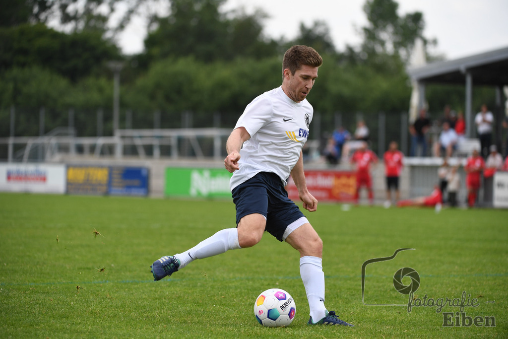 SV Brake Ü40-BW Bümmerstede (Ü40) | Kreispokal Finale Jade-Weser-Hunte Ü40; SV Brake Ü40 (rot)-BW Bümmerstede Ü40 (weiß) am 15.06.2025 in Rastede (Sportanlage Köttersweg), Photo: Philip Eiben 2025 - Realisiert mit Pictrs.com